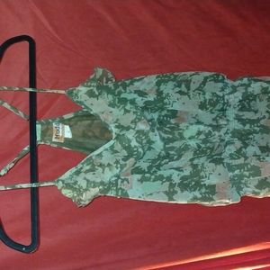 Mudd sleeveless top camo green size L in great used condition